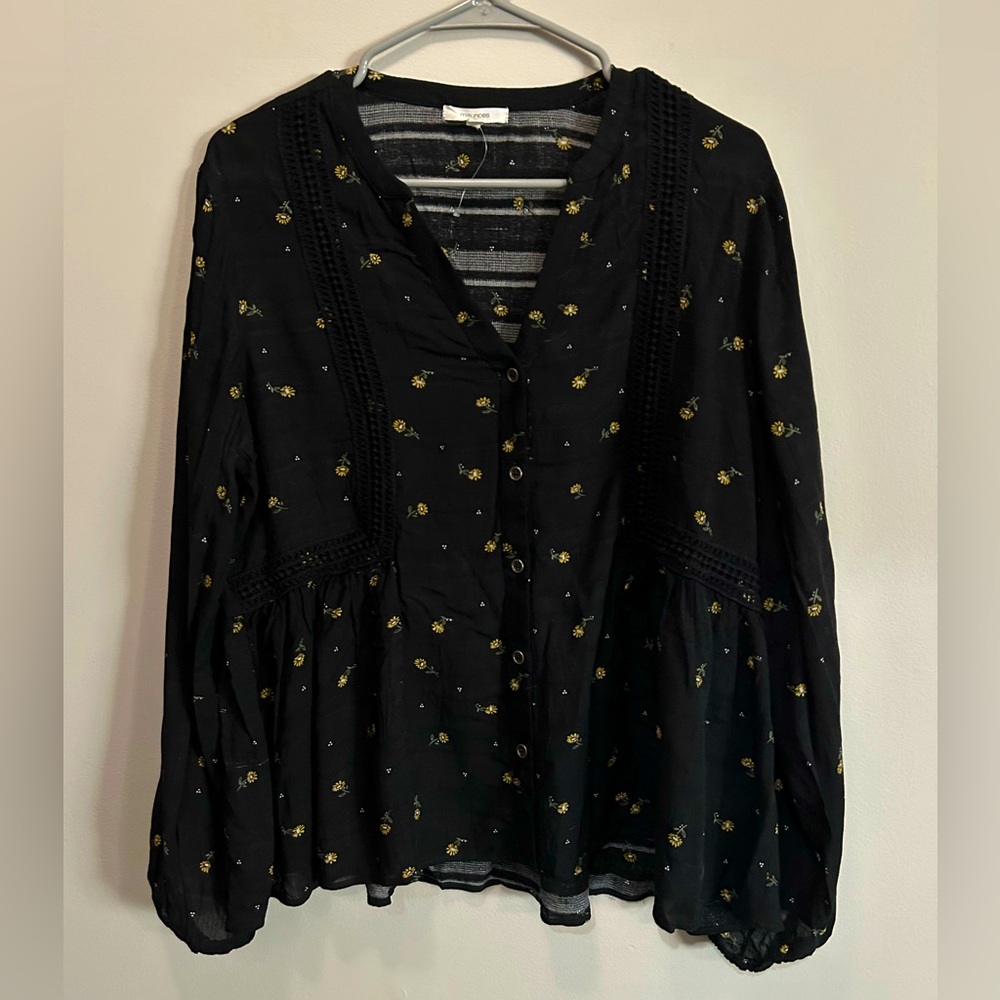 Long sleeve black floral button down peplum top. Size L